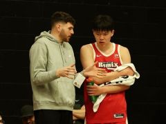 杨瀚森18+10+4背后暖心一幕！克林根认真指导 球迷期待激发潜力