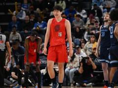 开拓者主帅：杨瀚森的风格更偏向进攻型球员，会尝试教给他们一些中锋位置上的技术细节