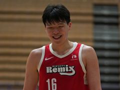 杨瀚森11中8砍18+10+4！暴扣+关键篮板 进神仙三分可惜超时