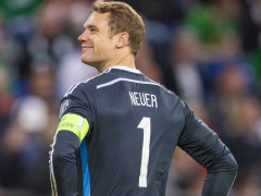 阿图伯鲁：诺伊尔是史上最佳门将。他的踢球方式非常特别，他改变了门将的踢球方式