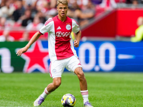 德天空：法兰克福计划在今年夏窗引进阿贾克斯17岁中场球员斯图尔