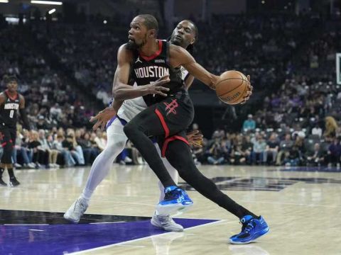 火箭跌附加赛区：末节崩盘吞3连败 杜兰特威少交锋 申京复出被隔扣