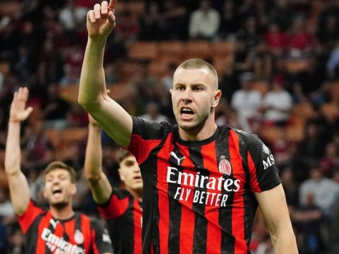 帕夫洛维奇眉骨部位破裂，赛后缝了九针，球员没有大碍已经回到球队里