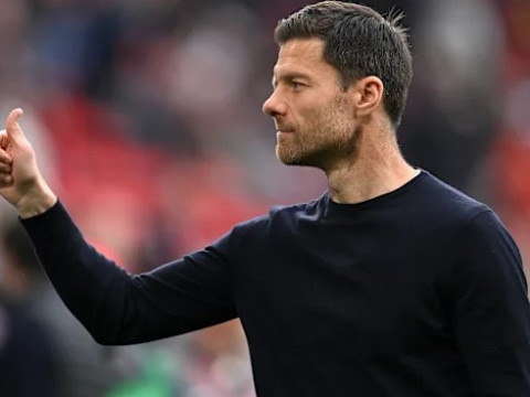 阿隆索执教皇马前34场的比赛战绩为24胜4平6负，战绩和弗里克执教巴萨的前34场比赛相同