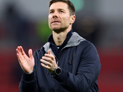 因条款规定，皇马只需支付一年的薪水，所以阿隆索只能获得700万-900万欧的薪水