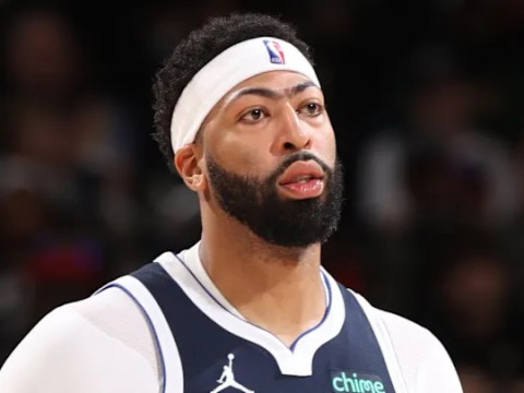 美记：戴维斯左手韧带损伤且归期未定，外界认为本赛季戴维斯不会被纳入任何交易讨论