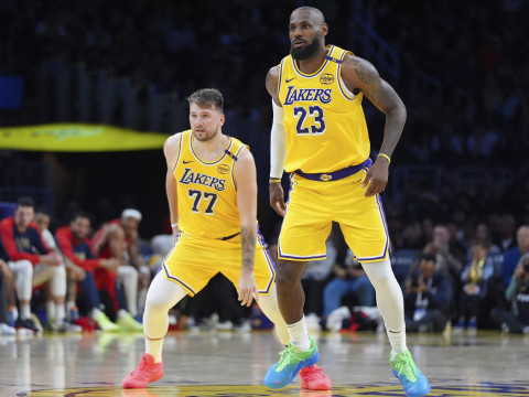 东契奇与詹姆斯今日的出战状态，从原本的出战成疑调整为赛前决定