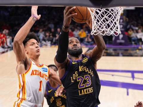 仅差1篮板又刷纪录！41岁詹皇31+10+9结束三连败 末节12分真猛