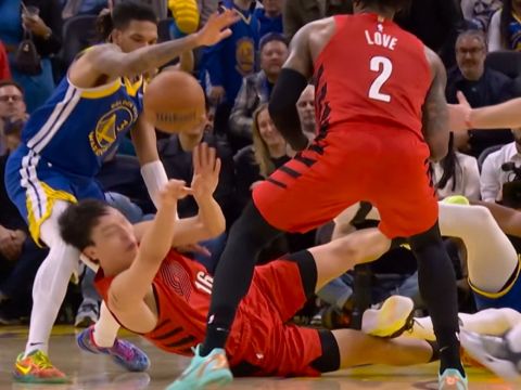 摊手要球被无视+后脑被撞再登场！杨瀚森拼尽全力 名嘴：队友太独了