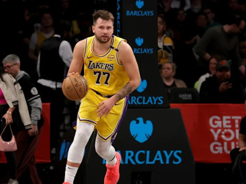 东契奇湖人生涯第3次单场拿到25+得分10+助且命中5+三分，湖人队史第二位仅次于詹姆斯！