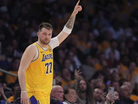 Shams：湖人签约了巴夫金今日可以出战，东契奇很可能因伤缺席今日比赛