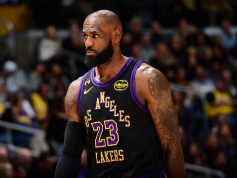 湖人大胜老鹰超火箭升第五 詹姆斯31+9+10东契奇27+12创纪录