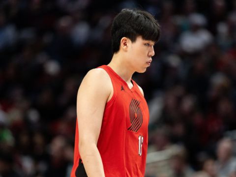 杨瀚森受伤惊魂：后脑勺被撞检查幸无大碍 NBA生涯已中5记三分