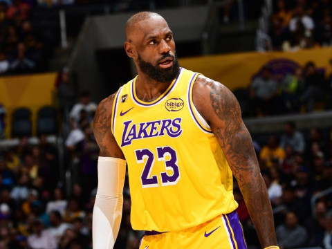 湖人近5战4负！詹姆斯29+9惨败黄蜂 东契奇39分三球30+9三分