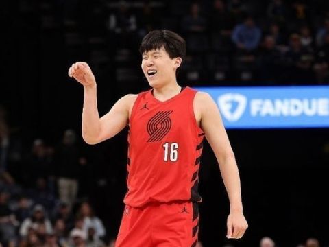 杨瀚森3中1仅2+1+1：末节被弃用躺赢 仍是边缘轮换球员