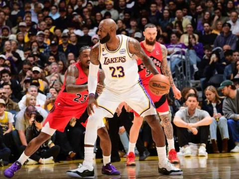 东詹49分率湖人大胜：詹皇破51000分 艾顿10中10久违爆发