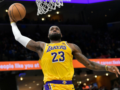 詹姆斯成为NBA近40年以来唯一一位面对3支不同球队，胜场数均突破60场且胜率超过64%的球员！