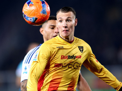 意媒：卡马达在今年刚开始的时候肩膀感到不适，目前球员决定接受肩膀手术，缺席长达2到3个月