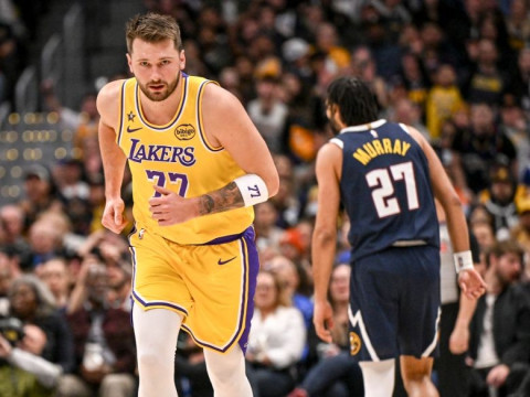 轰38+13+10创纪录！湖蜜高呼东契奇世界最强 詹姆斯：向他致敬