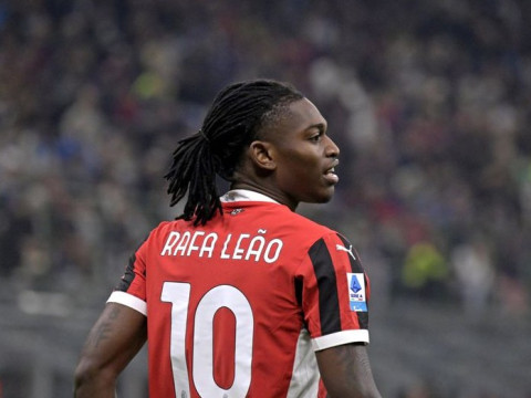 米兰再一次因为迟到被罚款1万欧，本次已经不是球队第一次因迟到被罚款