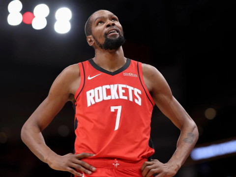 杜兰特本赛季出战39场比赛便斩获1000分，追平威少并列火箭队史第二快