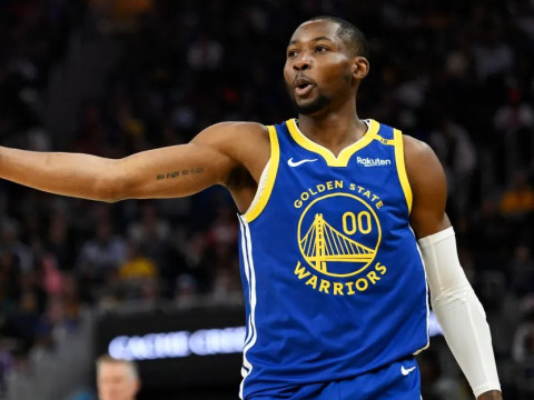 美记：勇士应该让库明加打完这个赛季，借助赛场表现重新提升他的交易价值