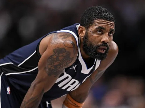 美记：欧文希望在本赛季重返赛场，但独行侠正在探讨是否将他的复出计划推迟至下赛季