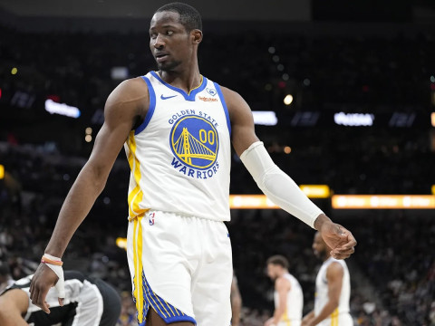 今日比赛提前伤退！库明加重返轮换阵容，两场比赛累计登场30分钟砍下30分