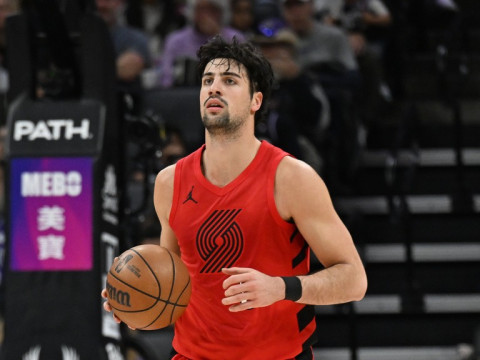 开拓者主帅：阿夫迪亚预计可以出战明日的背靠背比赛，今日比赛因背部不适离场接受治疗