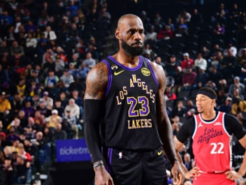 轰23+6+5再刷历史首人纪录！詹皇末节引两波攻防浪潮 41岁不服老