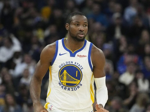 勇士记者：库明加离开更衣室时一瘸一拐，并且婉拒了媒体的采访请求