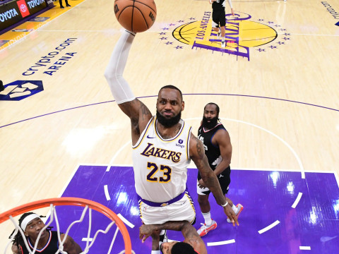 詹姆斯回应是否希望在湖人打完本赛季：我很好，我很好，我很好