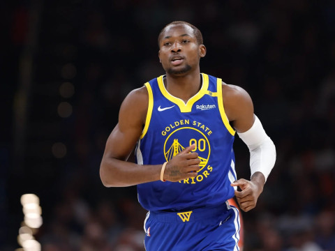 美记：库明加因脚踝扭伤以及膝盖过度伸展的伤势，不会在今日的比赛中回归