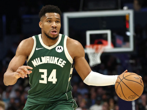 美记：本赛季的交易截止日之前，字母哥是唯一能让勇士下定决心动用全部筹码去追逐的球员