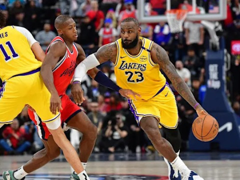 湖人本赛季开局打出15胜4负的强势表现，后续比赛仅取得11胜13负的战绩