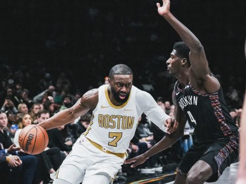 鏖战双加时逆转！布朗27+12+10创4纪录 赛后吐槽缺乏助力扎心鸭王