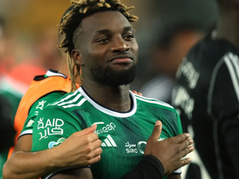 官方：朗斯球队正式签下法国前锋圣马克西曼，合同期至2026年6月