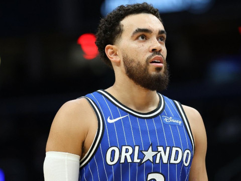 Shams：黄蜂将泰厄斯·琼斯交易至独行侠，换回布兰纳姆