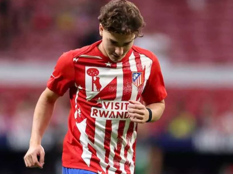 记者：切尔西正在积极推动阿尔瓦雷斯转会，双方的沟通已经进入实质性阶段