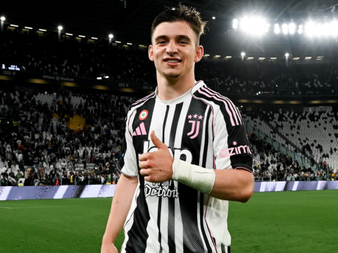 小孔塞桑中场热身的时候球员右膝的不适感让他无法坚持，最终未能获得替补登场的机会