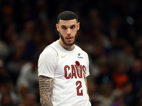 美记：已有多队申请查阅朗佐·鲍尔的体检报告，以此评估是否签下这名控卫