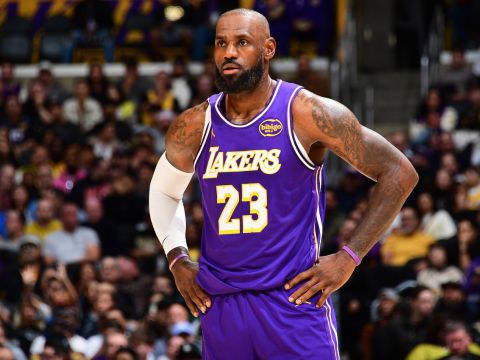 湖人真惨！裁判多次误判助力雷霆段冉都无奈 詹皇22+10还被卡秃喷