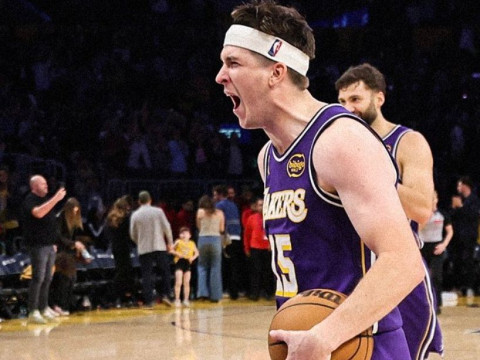 里夫斯仅3罚仍遭喷故意碰瓷！下半场7中1成罪人 湖蜜炮轰防守稀烂