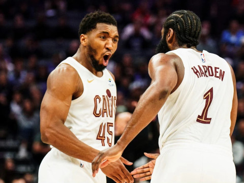 米切尔：我和哈登已经找到一起打球的节奏了，球队里的所有人都有可能站出来