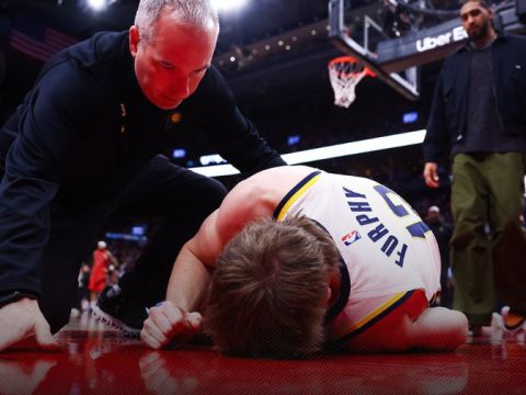 右膝前十字韧带撕裂！步行者又一人赛季报销：弗菲刚获重用就伤了