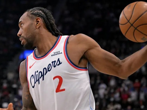 美记：交易截止日最后一小时快船收到了多份伦纳德的报价，但最后被快船全部拒绝