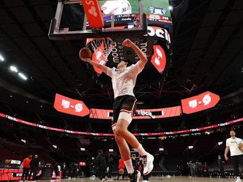 开拓者主帅：杨瀚森一场比赛可能只打3分钟就要证明自己，只要一直坚持努力他就会不断进步