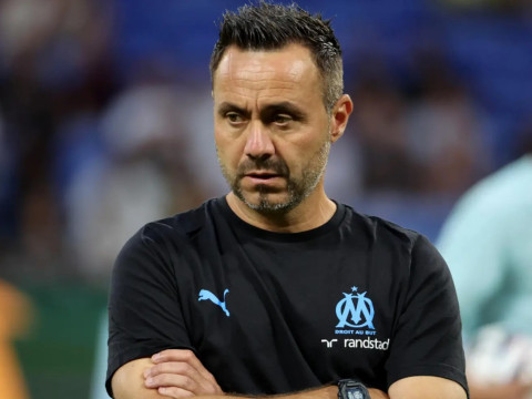 德泽尔比刚下课，红魔有意引进