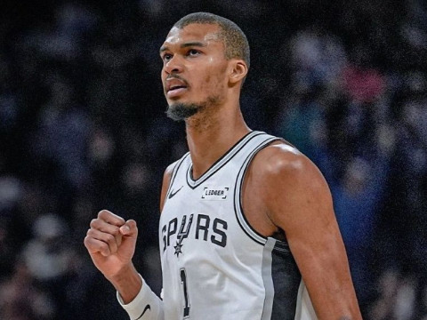 逆转勇士取六连胜！文班亚马背靠背两战66+21 冲MVP身前存两座大山