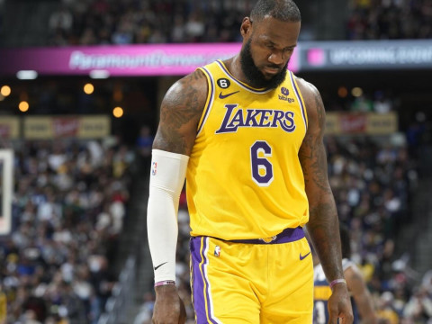 詹姆斯：我们只希望能保持健康，确保直接拿到季后赛席位，这是我们的首要目标